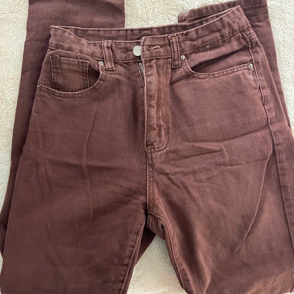 Brown jeans with one rip